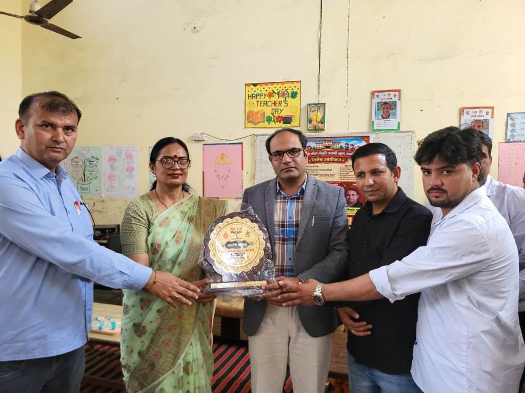 चानौत गांव में स्थापित हुई प्राथमिक पाठशाला के विद्यार्थियों के लिए जिला की पहली लाइब्रेरी एसडीएम राजेश खोथ ने किया उद्घाटन